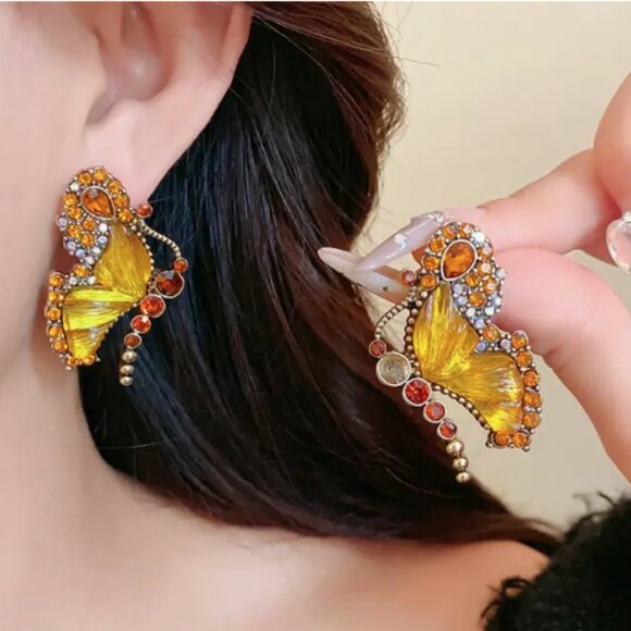 BOUTIQUE BUTTERFLY NECKLACE & EARRING SET - Picture 4 of 4